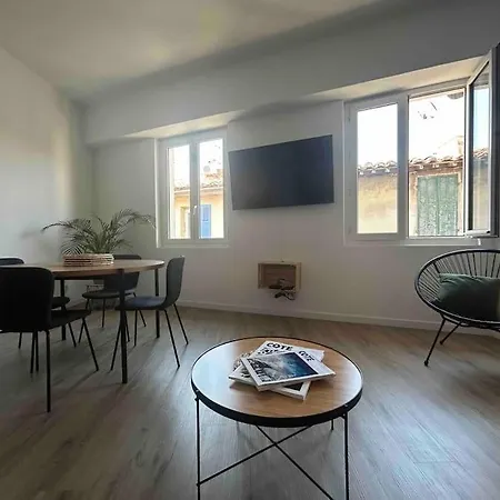 Duplex Au Coeur Du Village De Lägenhet